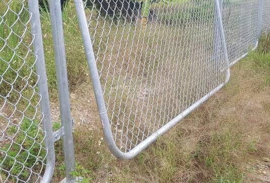 Hàng rào hành lang cao tốc Mai Sơn - QL45 bị tháo dỡ (ảnh chụp sáng ngày 7.10). Ảnh: Diệu Anh
