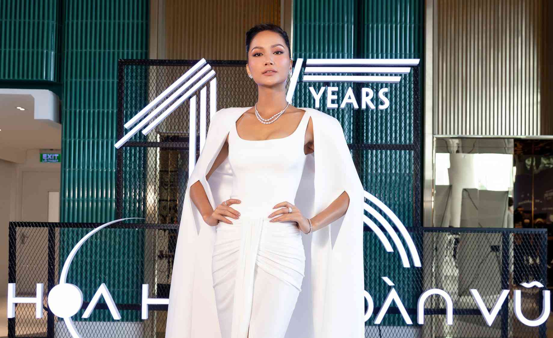 Hoa hậu H'Hen Niê với phong cách thời trang sang trọng tại Hoa hậu Hoàn Vũ Việt Nam 2023. Ảnh: NVCC