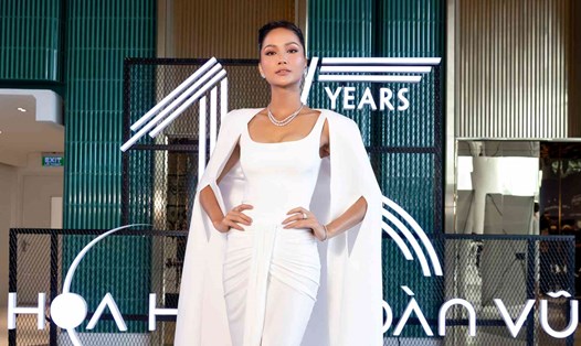 Hoa hậu H'Hen Niê với phong cách thời trang sang trọng tại Hoa hậu Hoàn Vũ Việt Nam 2023. Ảnh: NVCC