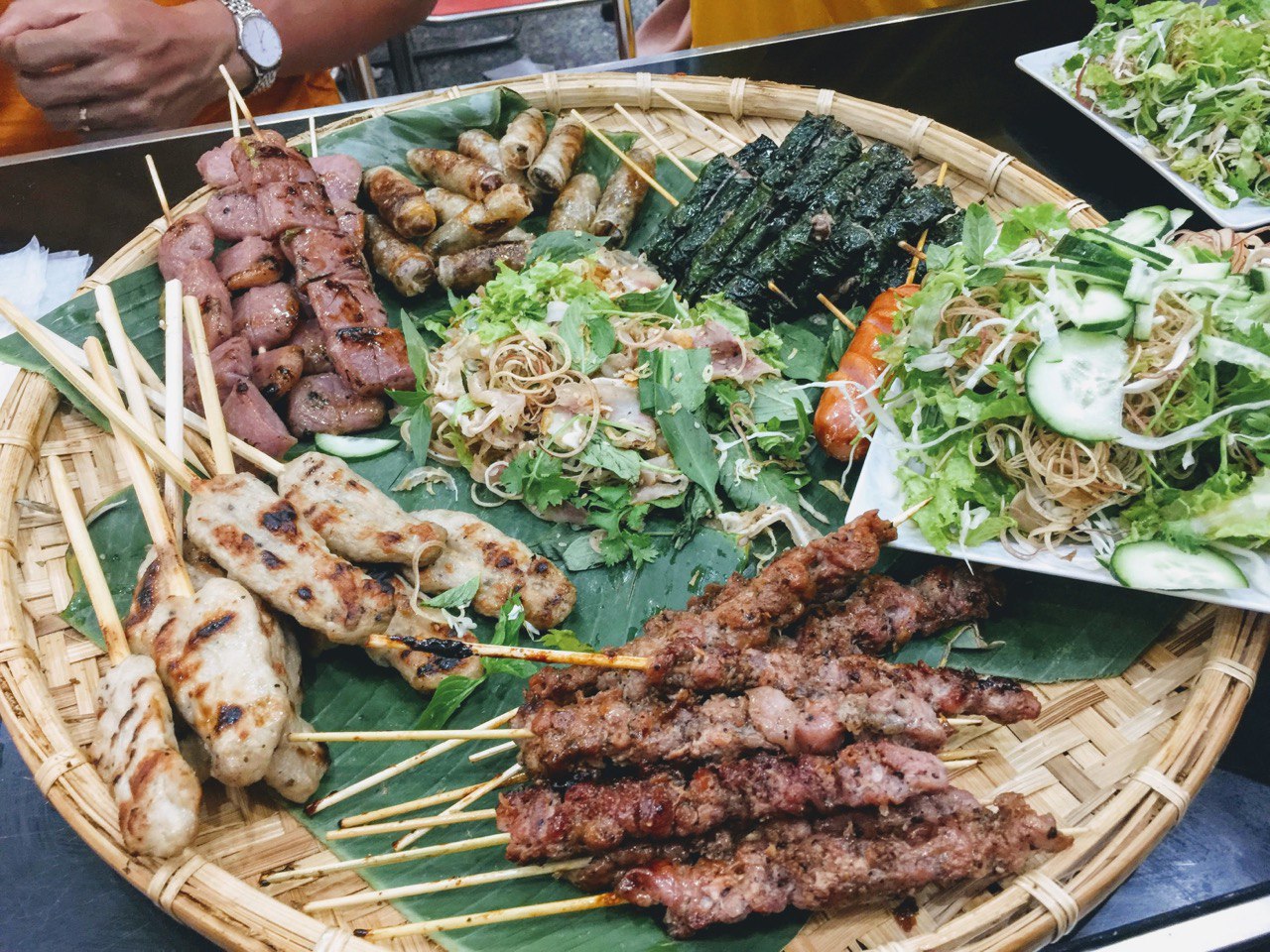 Chả cá cuốn rau răm, bánh canh, chả ram, bánh bột lọc, bánh bèo, bánh xèo... là những món ăn được nhiều người kháo nhau khi tới Quy Nhơn.