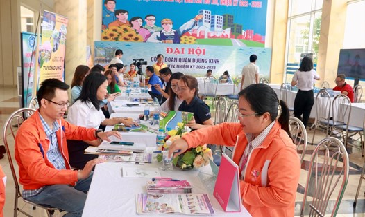 Gần 1.000 người tham gia Ngày hội việc làm quận Dương Kinh năm 2023. Ảnh: Cổng TTĐT Hải Phòng