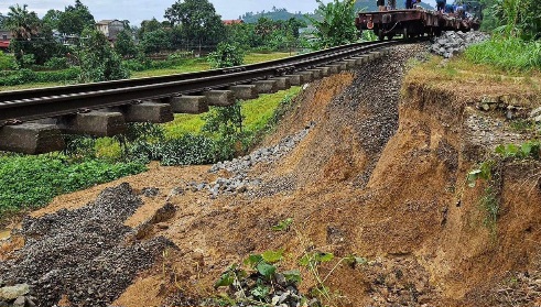 Tuyến đường sắt Hà Nội - Lào Cai phải tạm dừng hoạt động. Ảnh: Việt Dũng.