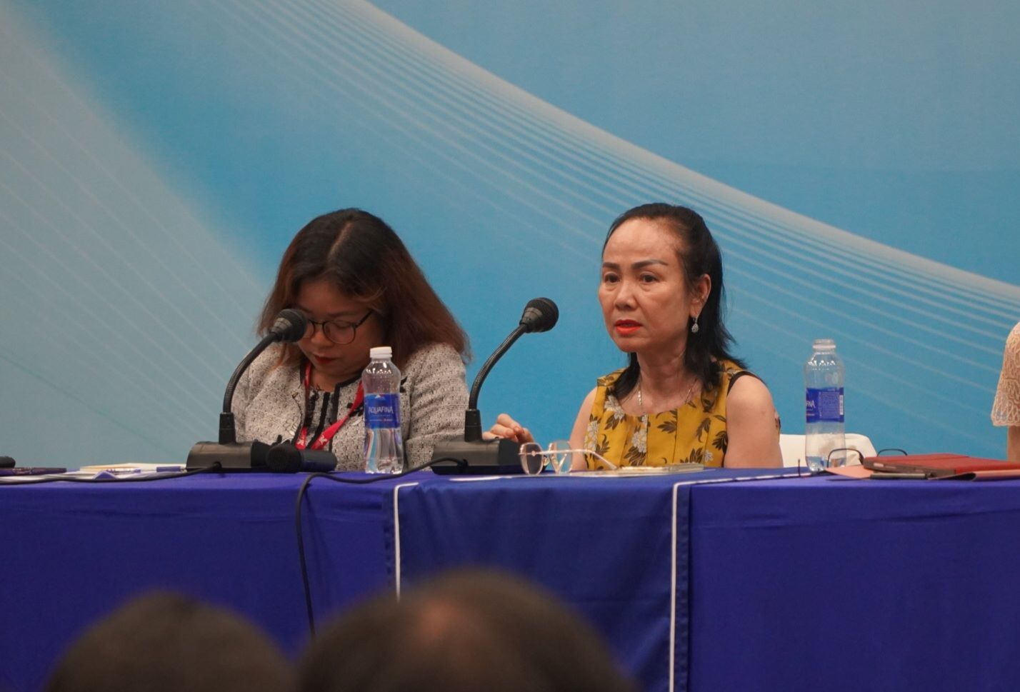 Bà Nguyễn Thị Út Em - Chủ tịch Hội đồng Trường Quốc tế Mỹ Việt Nam (bìa phải ảnh) tại cuộc họp. Ảnh: C. Phúc
