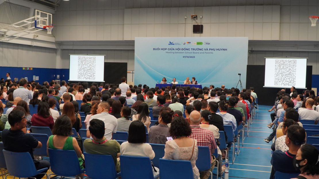 Khoảng 500 phụ huynh tham gia cuộc họp với Hội đồng Trường Quốc tế Mỹ Việt Nam. Ảnh: C.Phúc