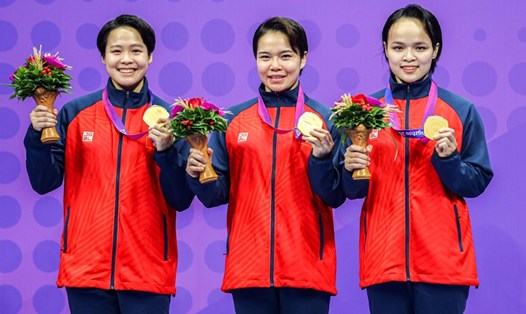 Các vận động viên giành huy chương vàng karate nội dung kata đồng đội nữ. Ảnh: Bùi Lượng