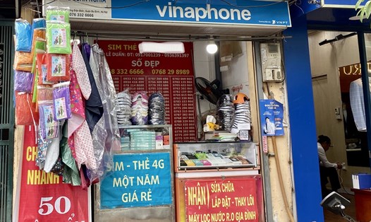 Một cửa hàng bán sim thẻ tại Hà Nội. Ảnh: Vũ Tuấn