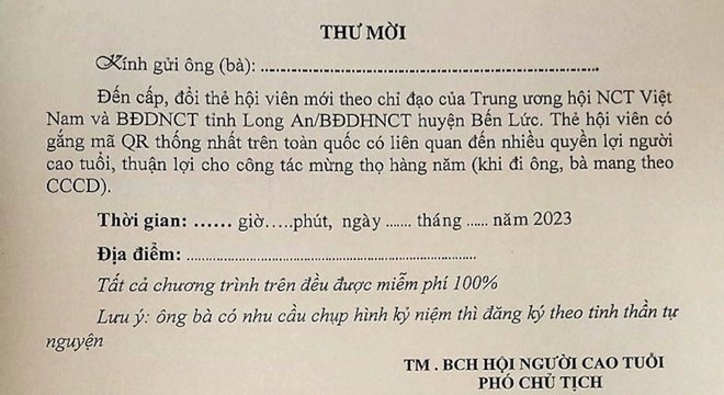 Chụp ảnh thẻ miễn phí cho người cao tuổi nhưng "ép” làm thêm ảnh kỷ niệm