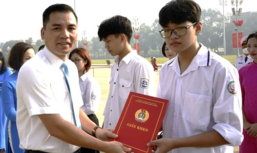 Ông Lê Đình Hùng - Phó Chủ tịch Liên đoàn Lao động Thành phố Hà Nội - trao khen thưởng cho con công nhân viên chức lao động đạt thành tích cao trong học tập. Ảnh: CĐCS