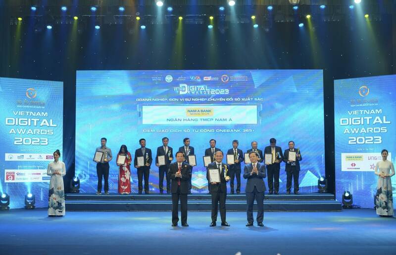  Đại diện Nam A Bank – Ông Nguyễn Vĩnh Tuyên, Phó Tổng giám đốc (hình giữa) nhận giải thường từ Ban tổ chức. Ảnh: Vinh Nguyễn