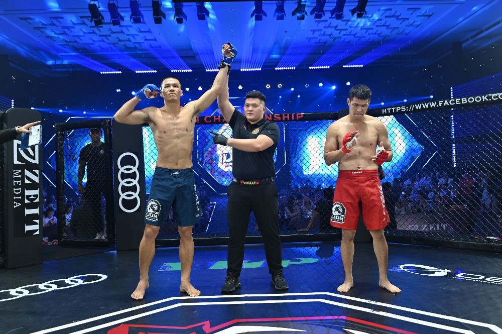 Ở bán kết 84kg nam, Phạm Công Minh (xanh) thắng knock-out kỹ thuật (TKO) trước Ngô Hồng Giang ở 1 phút 37 giây hiệp 1.