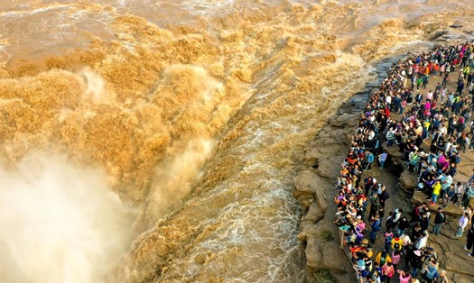 Khách du lịch đổ xô ghé thăm Đôn Hoàng, Cam Túc, Trung Quốc.