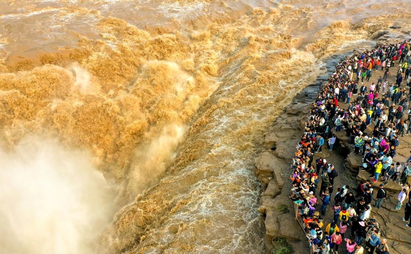 Khách du lịch đổ xô ghé thăm Đôn Hoàng, Cam Túc, Trung Quốc.