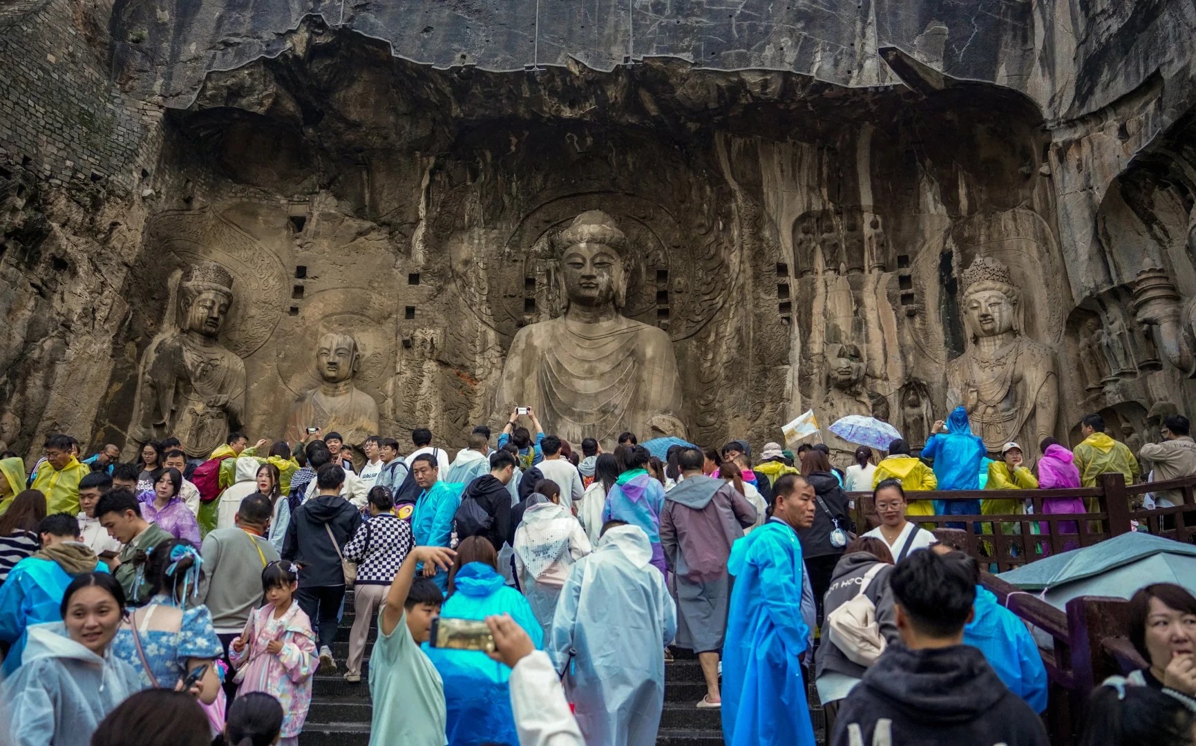 Hang động Long Môn (Hà Nam) chật kín du khách ghé thăm 