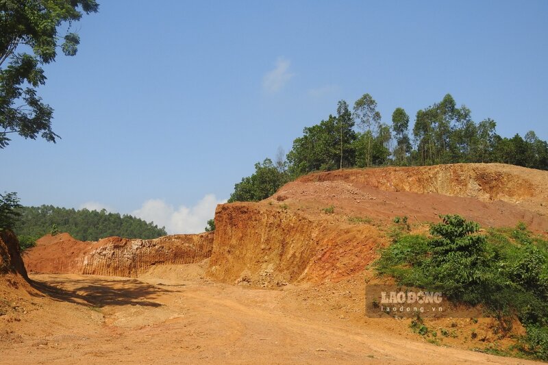 Tiếp tục ghi nhận thực tế, phóng viên phát hiện có rất nhiều đồi, rừng nằm ven dự án 164 tỉ đồng này trước đó đã bị đào bới tan hoang.