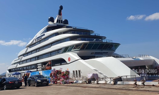 Tàu có chiều dài bằng chiều dài của sân bóng chuẩn FIFA. Ảnh: Nguyễn Hùng