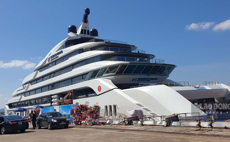 Tàu có chiều dài bằng chiều dài của sân bóng chuẩn FIFA. Ảnh: Nguyễn Hùng