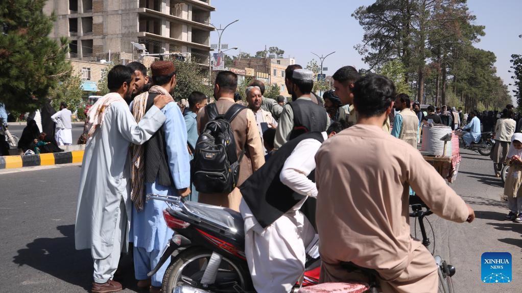 Người dân đổ ra đường sau động đất ở Herat, Afghanistan, ngày 7.10.2023. Ảnh: Xinhua