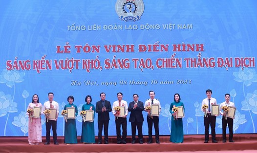 Thủ tướng Phạm Minh Chính và Chủ tịch Tổng LĐLĐVN Nguyễn Đình Khang trao thưởng cho các tác giả, nhóm tác giả. Ảnh: Hải Nguyễn