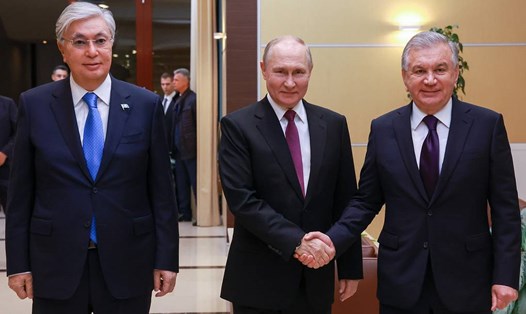 Tổng thống Nga Vladimir Putin (giữa), Tổng thống Kazakhstan Kassym-Jomart Tokayev (trái) và Tổng thống Uzbekistan Shavkat Mirziyoyev (phải) khởi động dự án khí đốt ba bên ngày 7.10.2023. Ảnh: TASS