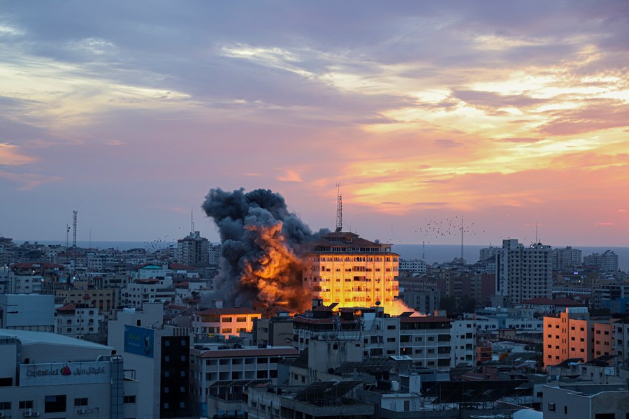 Khói bốc lên trong cuộc không kích của Israel nhằm vào một tòa tháp dân cư ở thành phố Gaza, ngày 7.10.2023. Ảnh: Xinhua