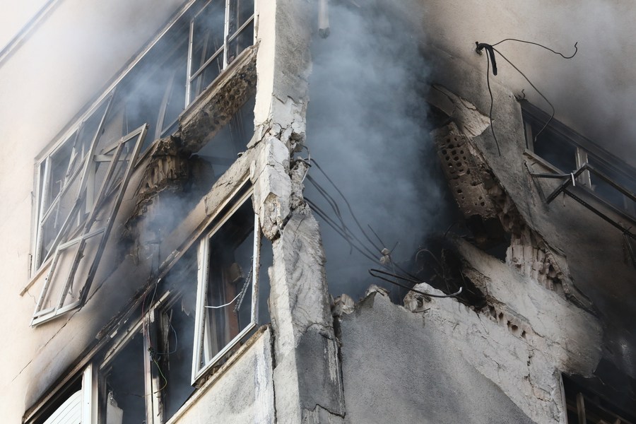 Một tòa nhà bị trúng pháo kích ở Tel Aviv, Israel, ngày 7.10.2023. Ảnh: Xinhua