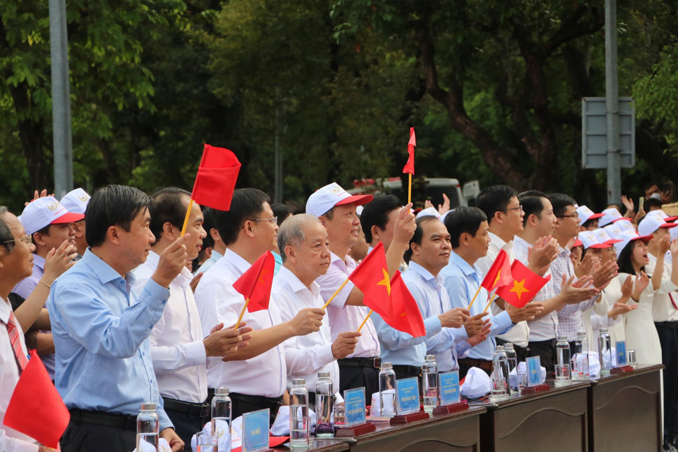 Lãnh đạo tỉnh Thừa Thiên Huế đến điểm cầu cổ vũ cho Nguyễn Minh Triết.