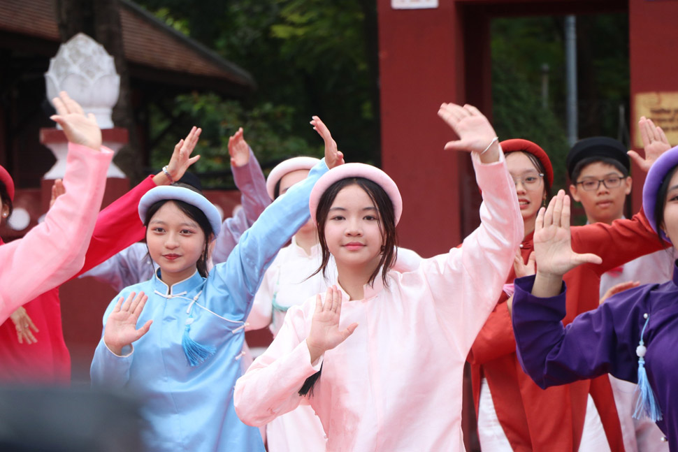 Các cổ động viên mặc cổ phục biểu diễn văn nghệ tiếp sức cho Nguyễn Minh Triết.