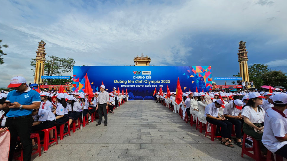 Sáng 8.10, hàng ngàn học sinh, người dân đã đến quảng trường trước Trường THPT chuyên Quốc Học - Huế để cổ vũ cho Nguyễn Minh Triết tại Chung kết đường lên đỉnh Olympia 2023.