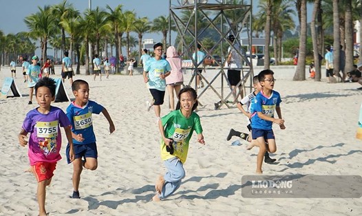 Nội dung chạy cự ly 3km là nội dung tranh tài của trẻ em, thanh thiếu niên trong độ tuổi từ 6 - 18 tuổi có hơn 300 VĐV tham gia. Ảnh: Đoàn Hưng