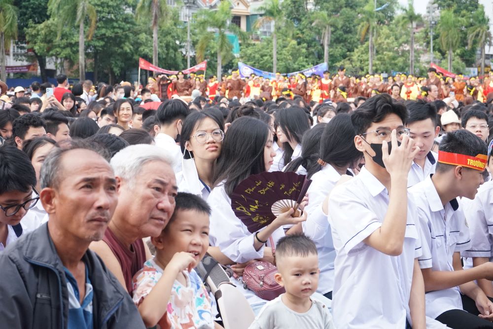 Đến cổ vũ cho Lê Xuân Mạnh có đủ các lứa tuổi, từ người già cho đến trẻ nhỏ. Ảnh: Quách Du