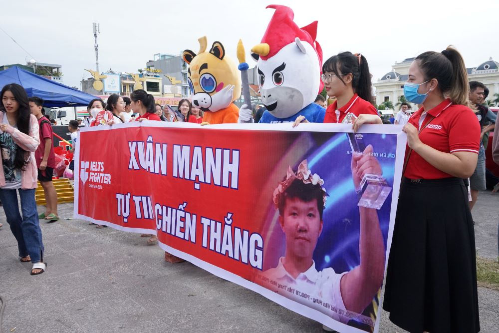 Những băng rôn, khẩu hiệu cổ vũ cho Lê Xuân Mạnh tại điểm cầu Thanh Hóa. Ảnh: Quách Du