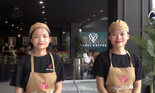 Quán cà phê tại Đà Nẵng giúp người khuyết tật câm điếc có việc làm, niềm vui sống. Ảnh: Trần Thi
