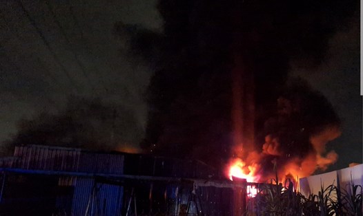 Hỏa hoạn bao trùm cơ sở ép nhựa ở phường Bình Hưng Hòa B. Ảnh: Người dân cung cấp
