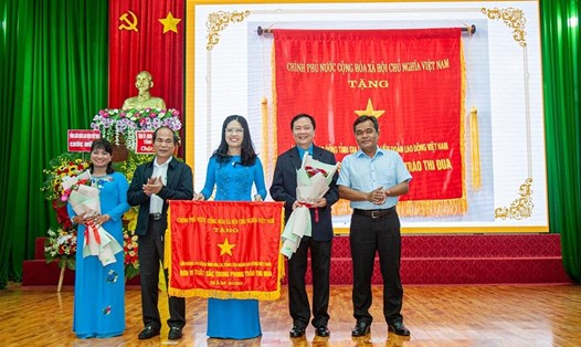 Tổ chức Công đoàn tỉnh Gia Lai vinh dự được Chính phủ tặng Cờ thi đua năm 2020. Ảnh: Thái Bình 