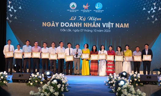 Lãnh đạo UBND tỉnh Đắk Lắk tặng Bằng khen cho các cá nhân có thành tích xuất sắc trong hoạt động sản xuất kinh doanh tại địa phương. Ảnh: Bảo Trung