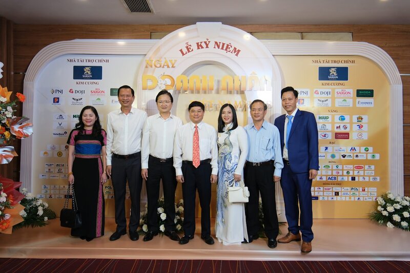 Lãnh đạo Tỉnh ủy Đắk Lắk (người đứng giữa) chụp ảnh lưu niệm, chúc mừng các doanh nhân, doanh nghiệp trên địa bàn tỉnh. Ảnh: Bảo Trung