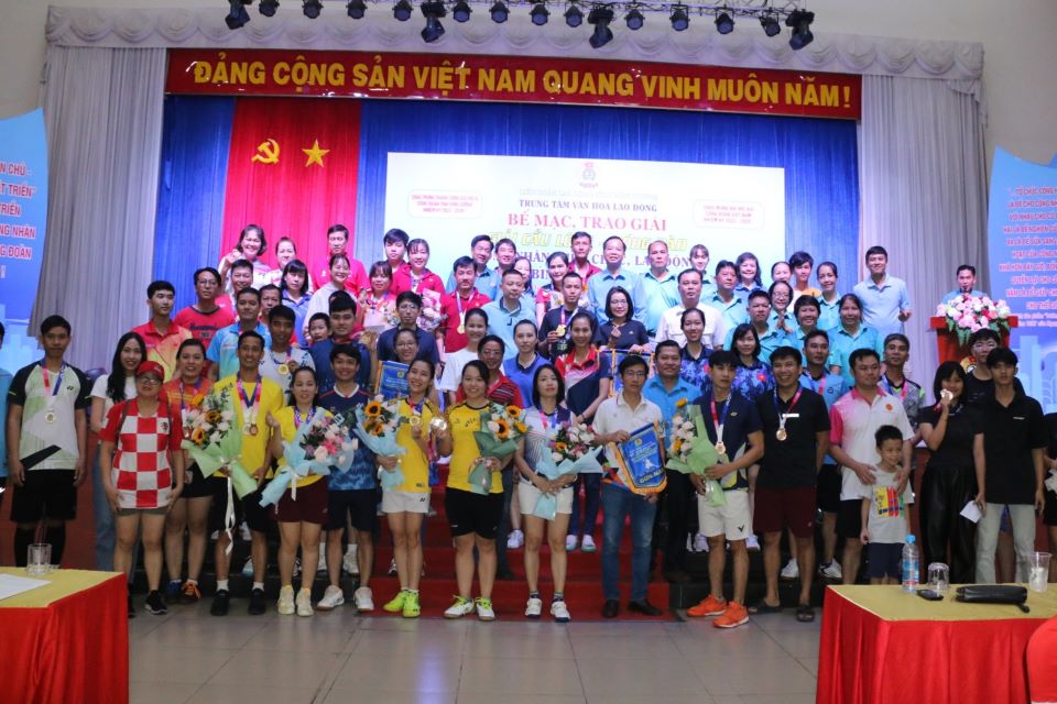 Ban tổ chức trao giải cho các vận động tham dự giải. 