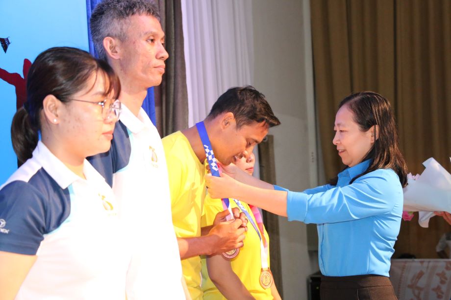 Bà Ong Thụy Hoàng Mai - Phó Chủ tịch LĐLĐ tỉnh Bình Dương trao giải cho các vận động viên. Ảnh: Hoàng Trung