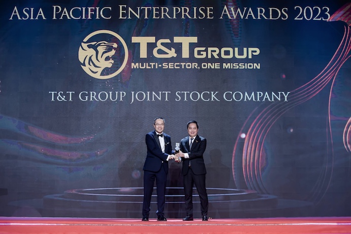 Ông Mai Xuân Sơn, Tổng Giám đốc T&T Group (bên phải) nhận cúp vinh danh Doanh nghiệp xuất sắc Châu Á 2023 cho T&T Group. Ảnh: T&T