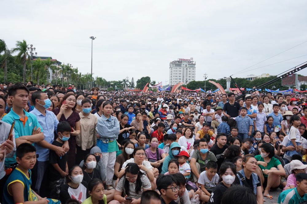 Biển người tại quảng trường Lam Sơn dõi theo chương trình. Ảnh: Quách Du