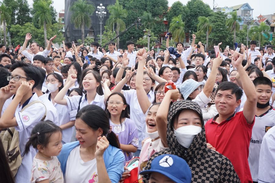 Hàng nghìn học sinh các trường THPT trên địa bàn TP.Thanh Hóa reo hò cổ vũ. Ảnh: Quách Du