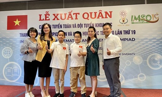2 học sinh Trường Newton (giữa) góp phần tạo nên chiến thắng của Việt Nam tại IMSO mùa 2022. Ảnh: Hoa Quý.