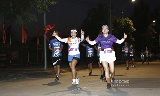 Từ 4 giờ sáng các VĐV tham gia Giải chạy Marathon Cô Tô 2023. Ảnh: Thu Báu (Trung tâm truyền thông huyện Cô Tô)