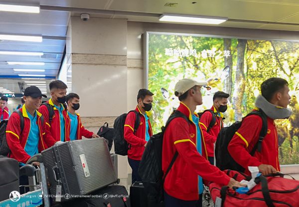 Đội tuyển Việt Nam không mất nhiều thời gian cho thủ tục check-in khi tới khách sạn ở Đại Liên (Trung Quốc). Ảnh: VFF