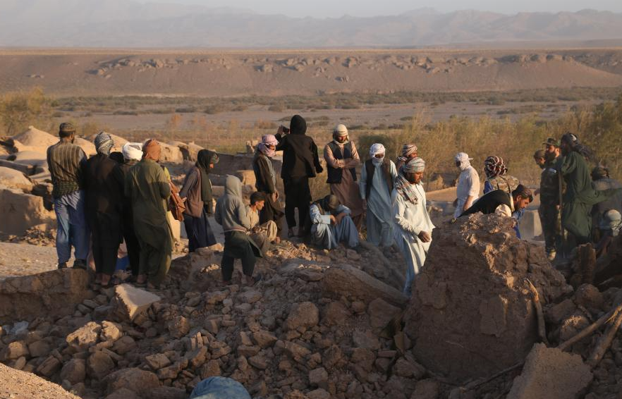 Tìm kiếm người bị mắc kẹt trong đống đổ nát sau động đất ở Afghanistan. Ảnh: Xinhua