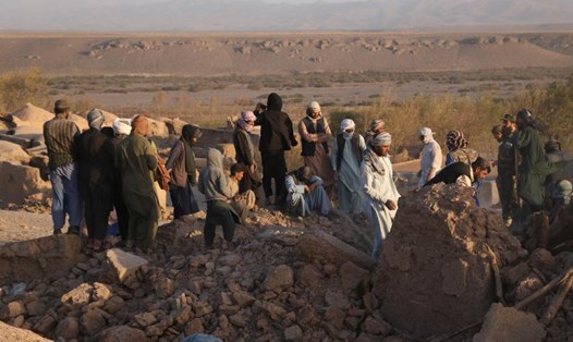 Tìm kiếm người bị mắc kẹt trong đống đổ nát sau động đất ở Afghanistan. Ảnh: Xinhua