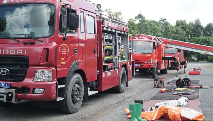 Lần đầu tiên người dân tỉnh Bạc Liêu được chạm vào, biết được tính năng của những phương tiện chữa cháy chuyên nghiệp. Ảnh: Nhật Hồ
