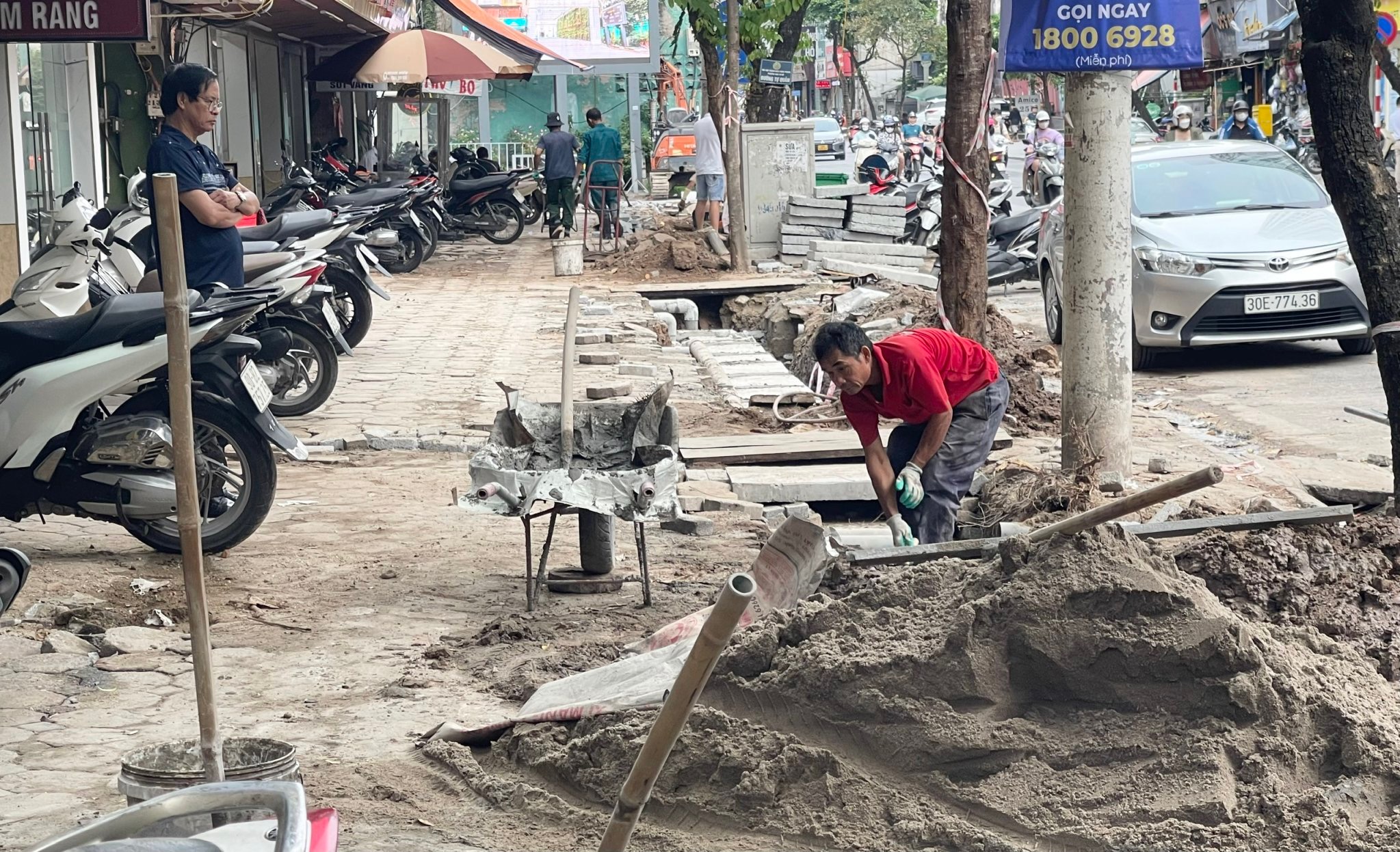 Một góc đường Thái Thịnh được đào hào, xẻ rãnh, gây nguy hiểm cho người đi bộ. Ảnh: Trà My