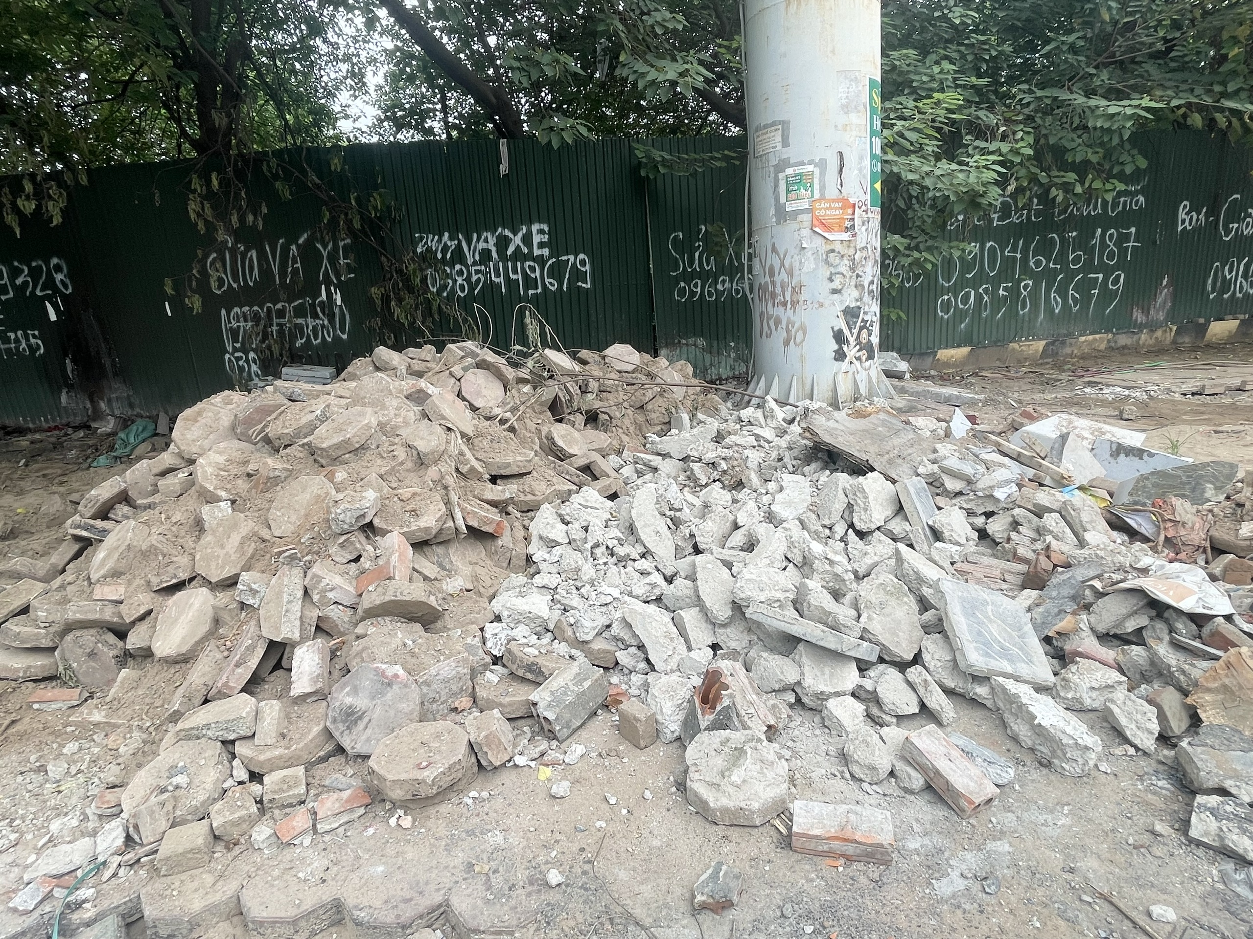 Vật liệu đá lát đường được xếp dọc trên tuyến đường Phạm Văn Bạch, Trần Thái Tông. Ảnh: Trà My