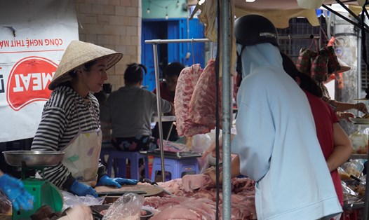 Giá thịt heo tại chợ ở TPHCM giữ mức cao. Ảnh: Hạ Mây